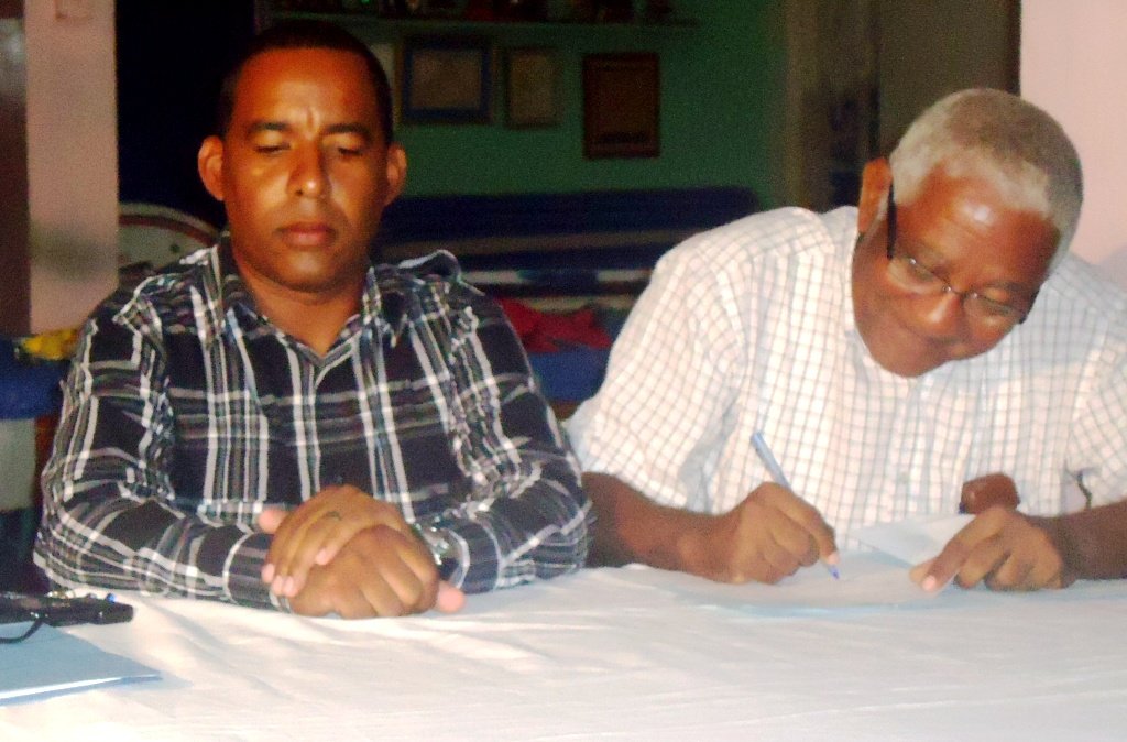 Isidro Silva Cabreja Representante del club Firma acuerdo para preservación &ldquo;Plaza de Los Obreros&rdquo; de Moca